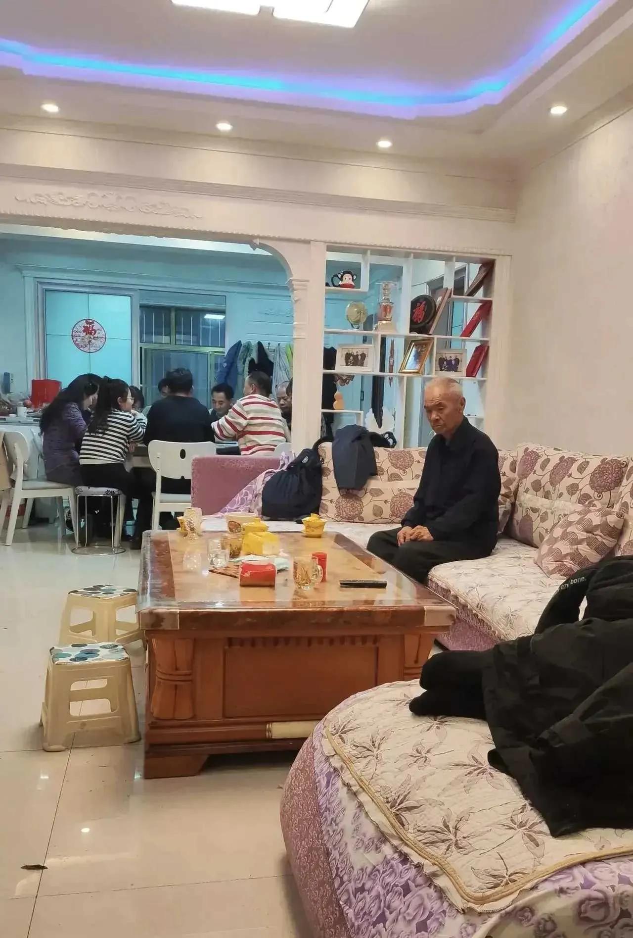 【真实感慨】这张照片为何在网络上迅速走红并引发共鸣？究其原因，在于它捕捉到了家庭