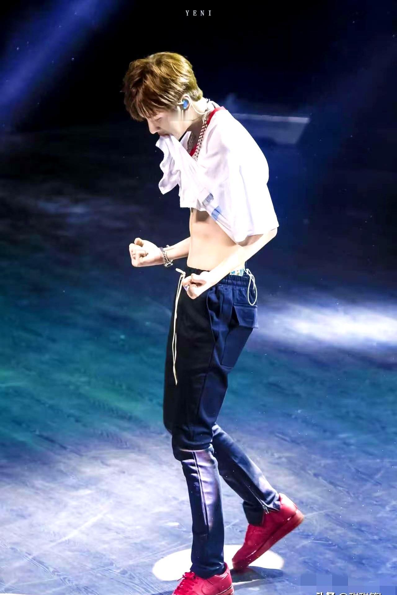 19岁王一博在巴西见面会，跳If You Leave时突然撩衣露腹肌！
 
那天