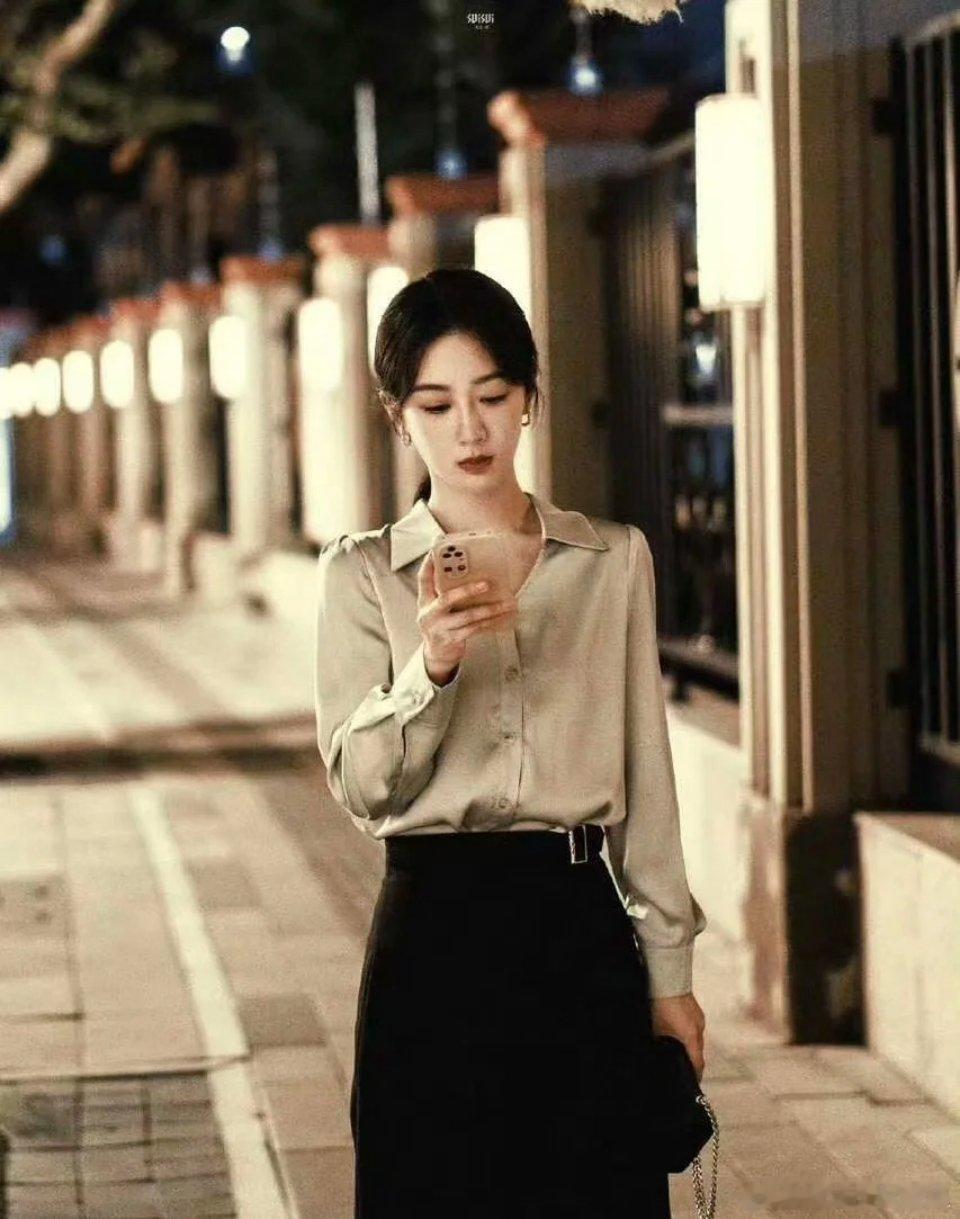 杨紫这身打扮真的还蛮有高知感的 ​​​