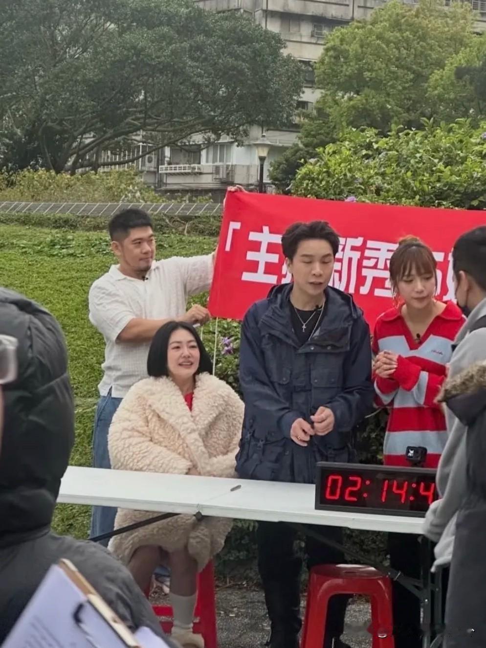 小s大街上粉丝见面会，场面简陋很尴尬。

许久没有露面的小s又复出了，光腿穿雪地