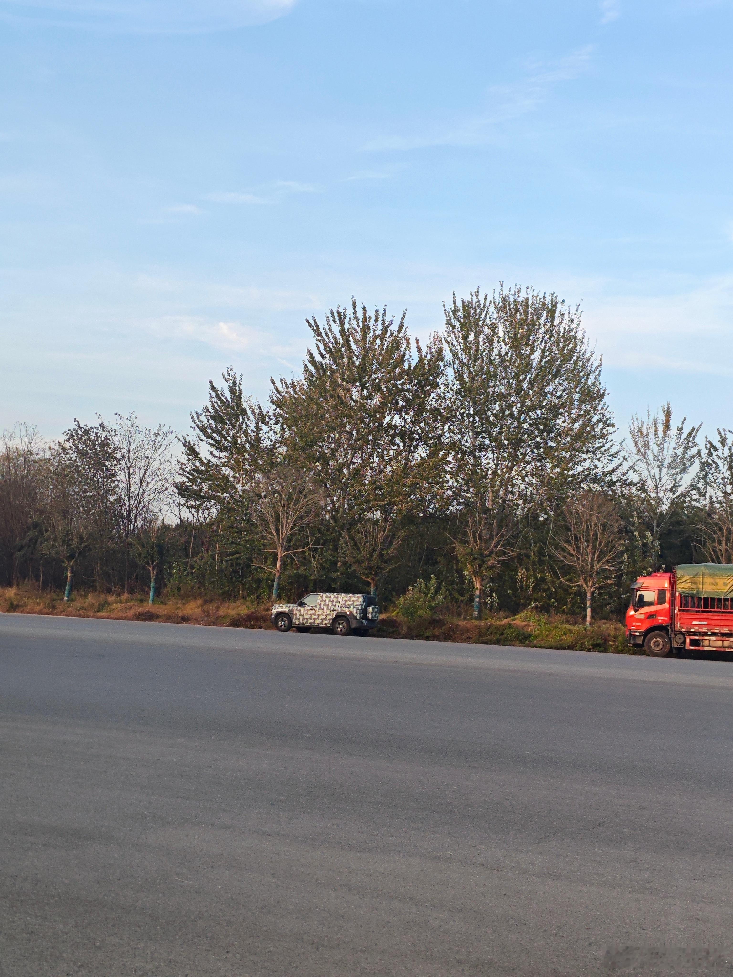 这个伪装车好认，比亚迪方程豹钛7。