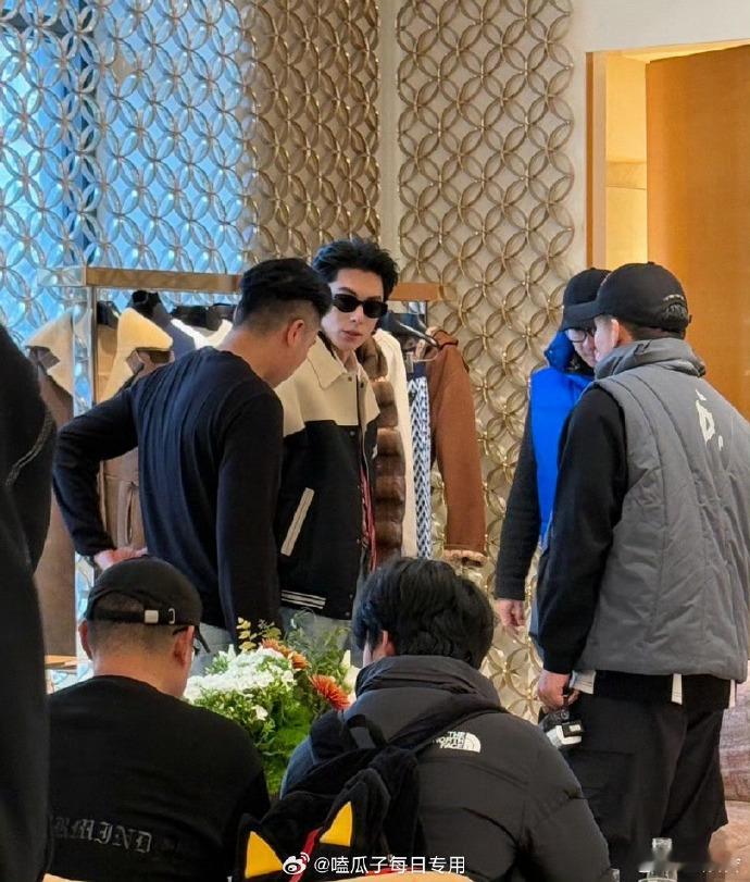 王鹤棣巴黎时装周探店路透  巴黎偶遇王鹤棣探店 巴黎偶遇王鹤棣探店，私服造型太赞