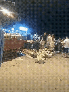 这种嚣张是怎么养成的

这小夫妻俩个，不是因为什么大事，而是因为买西瓜，竟然将自