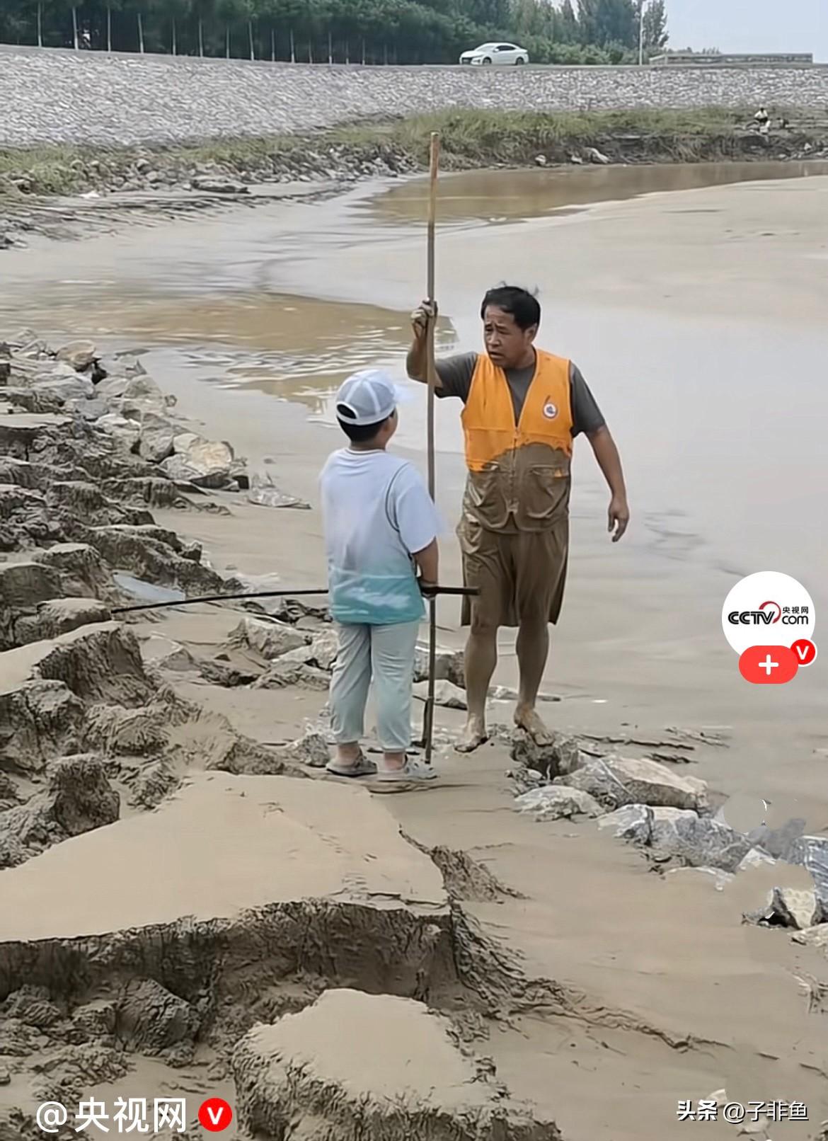 太危险了……
近日山东济南章丘黄河岸边，一个小男孩在黄河泥沙交界的岸边玩耍，手
