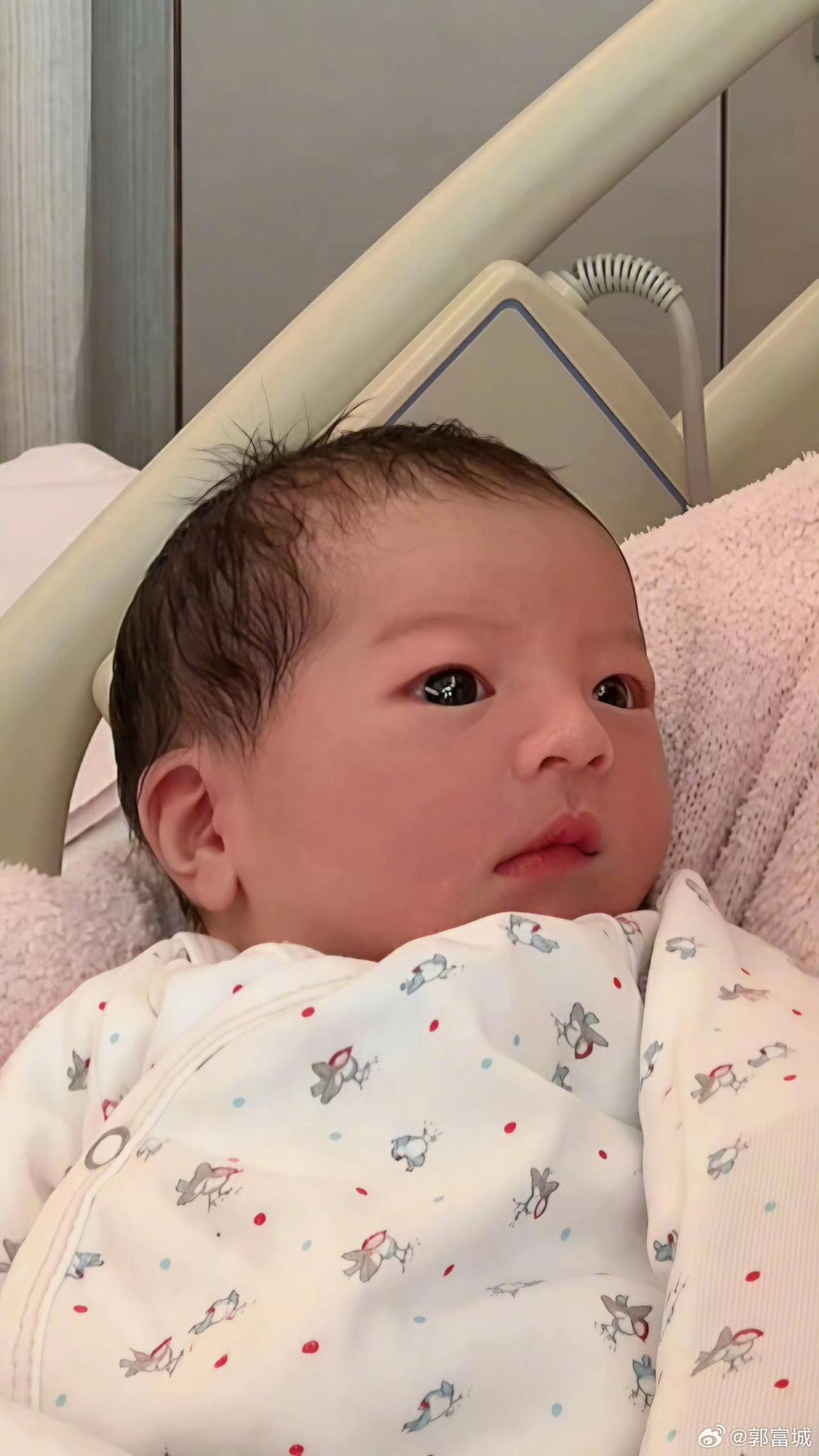 估计今晚最破防的不是又得了女儿的郭富城，也不是没生出儿子的方媛，
而是本来只是打