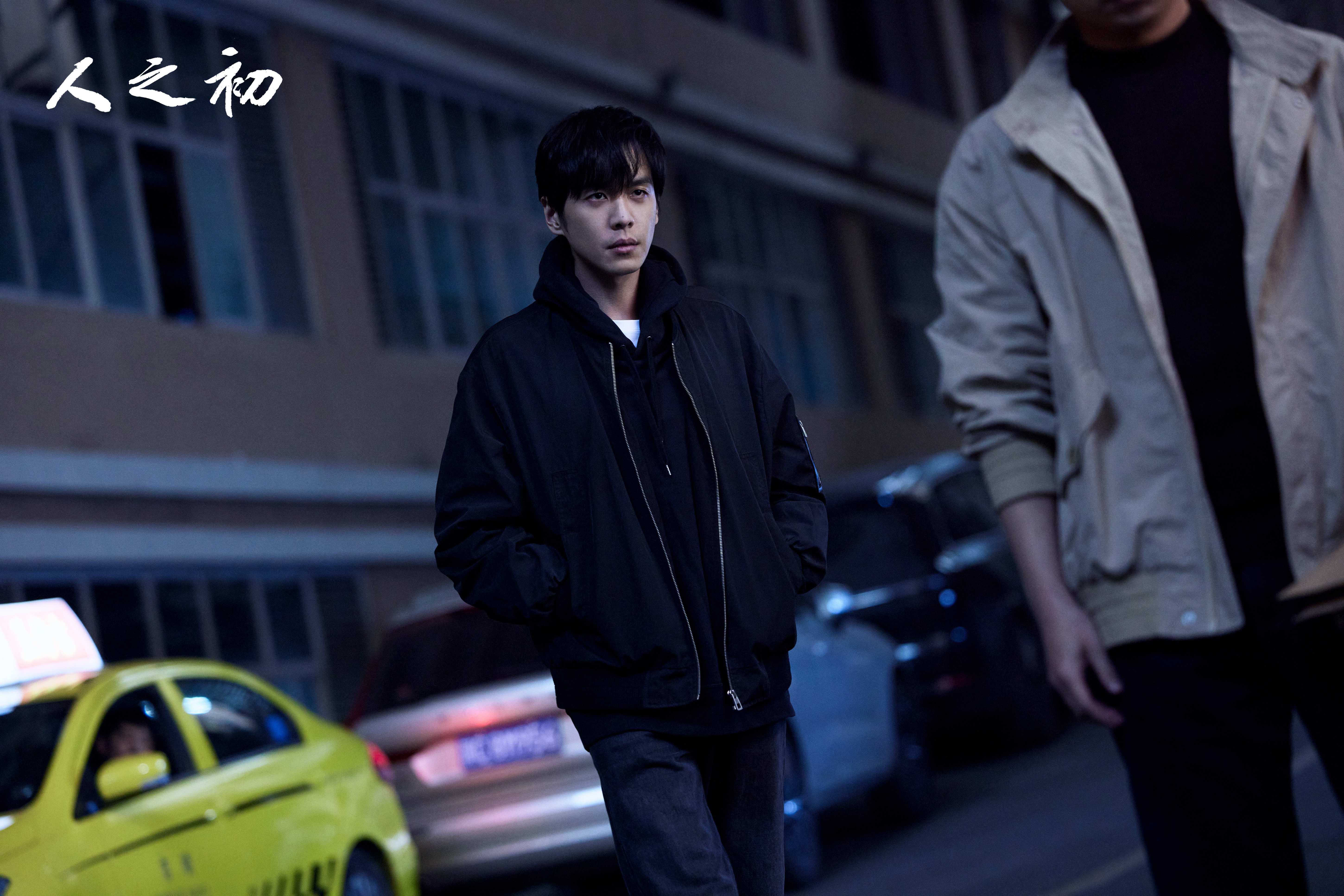 张若昀开荒式选剧 别人在类型里打转，他在创造类型。《庆余年》打开男频改编大门，《