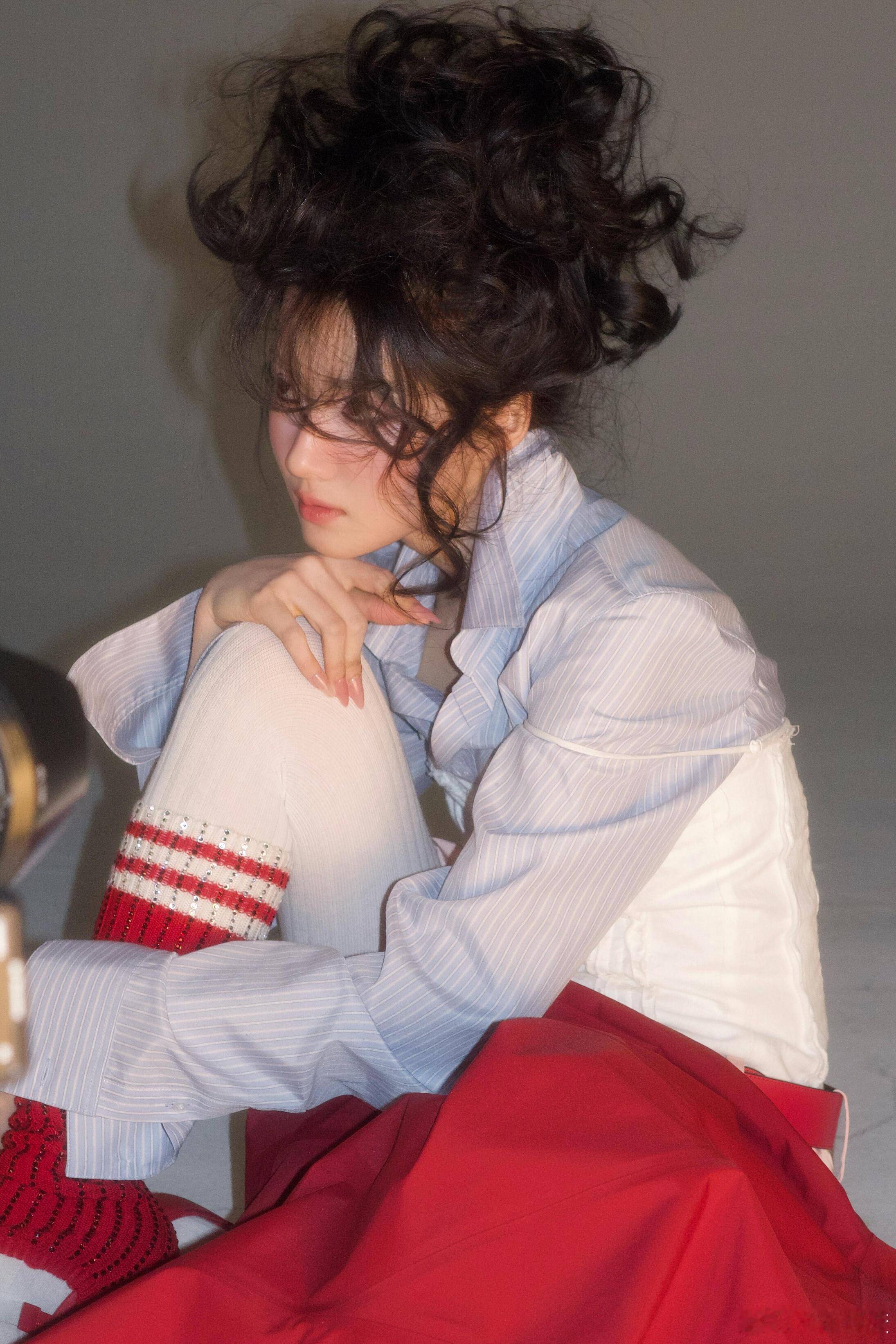 卢昱晓  这是卢昱晓？这是卢昱晓！好喜欢！每次杂志的造型都有新惊喜 [皱眉R]卢