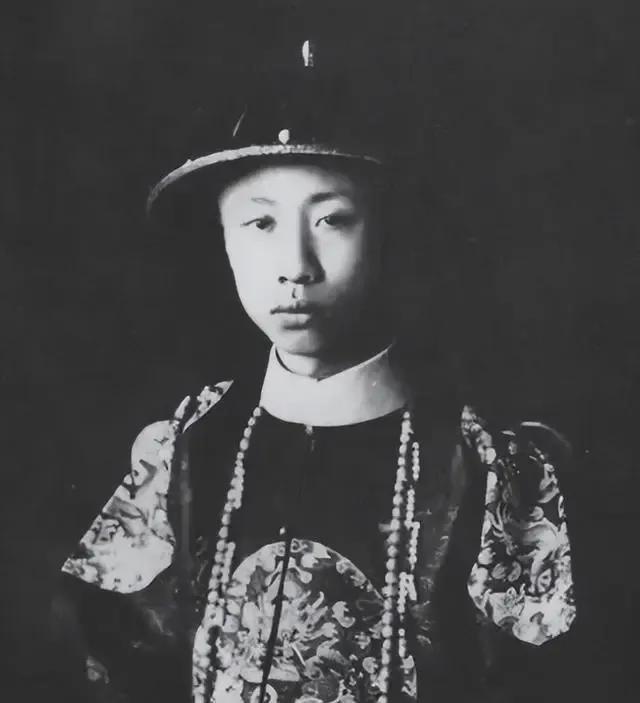 溥仪的蜕变。
溥仪，从万人之上的末代皇帝到普通公民的蜕变，让人感慨万千。