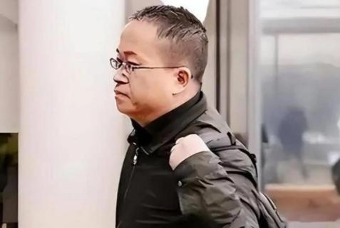 戴了9年电子脚镣，他无罪归国：美国锁住的芯片科学家，终于回家。

2015 年 