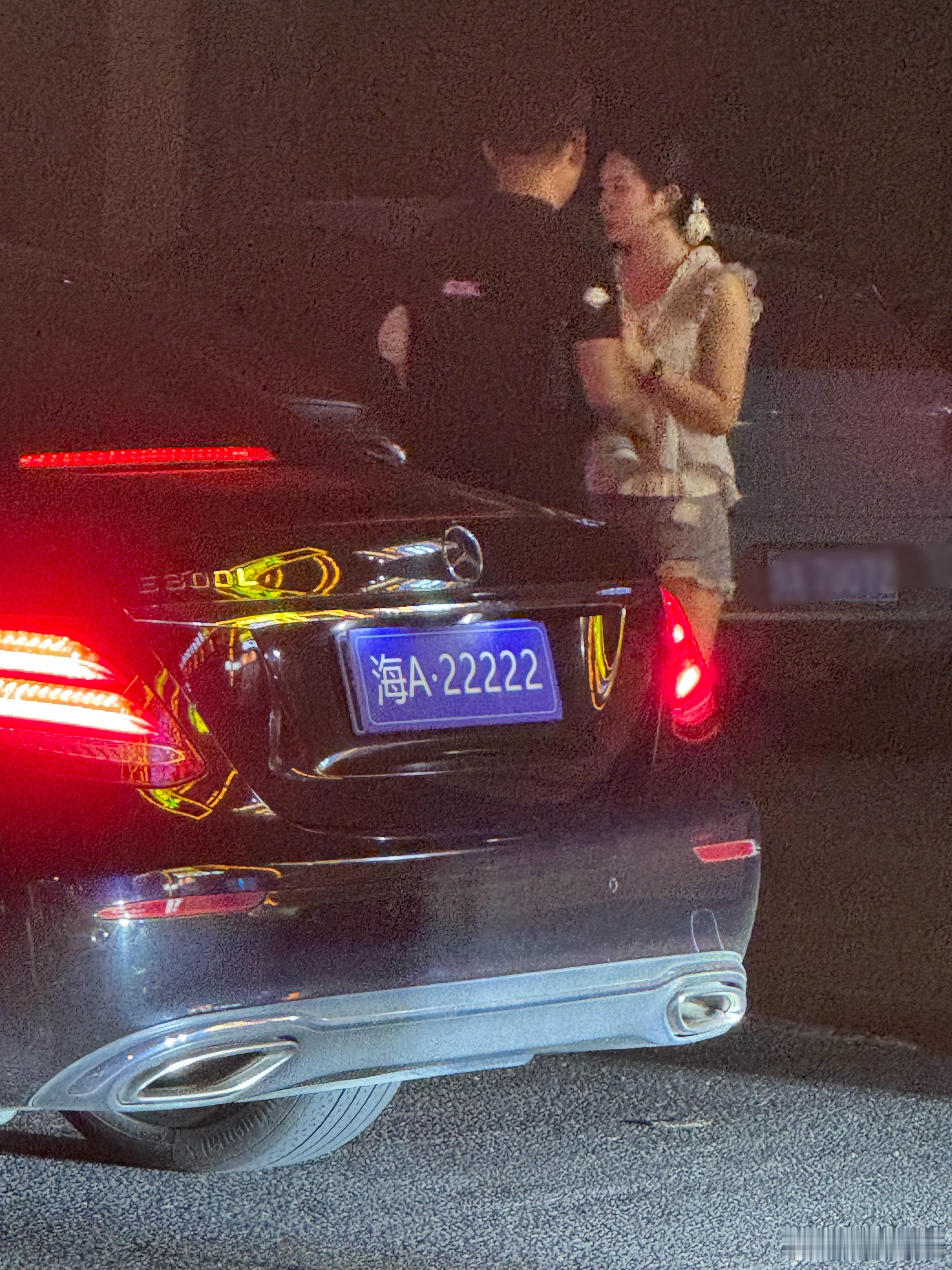 路上碰到了拍短剧的 用的是奔驰E300黑色奔驰E奔驰S在短剧市场是不是特别吃香[