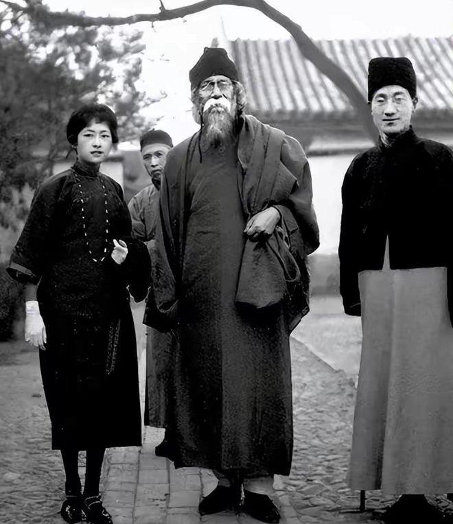 林微因，泰戈尔和徐志摩合影，泰戈尔看起来就像一位乡下老农，其实他出身于贵族上流家