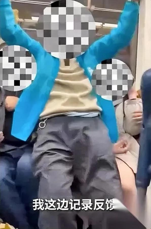 地铁现奇葩一幕？老人竟…

上海地铁9号线晚高峰，蓝衣老人拒绝爱心座，却强行坐到