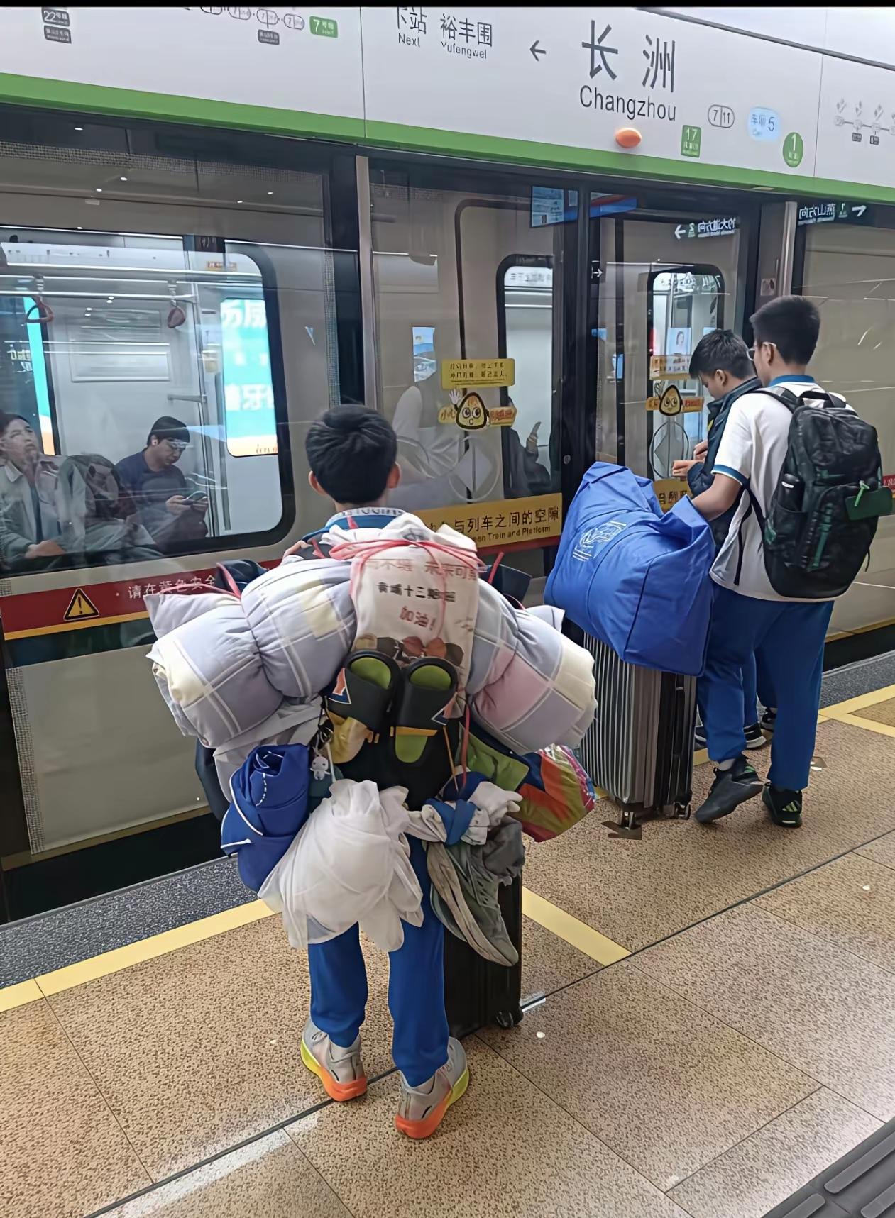 不懂就问！

全网找的广州地铁硬核少年终于找
到了！这抹在长洲站独自扛着小山
