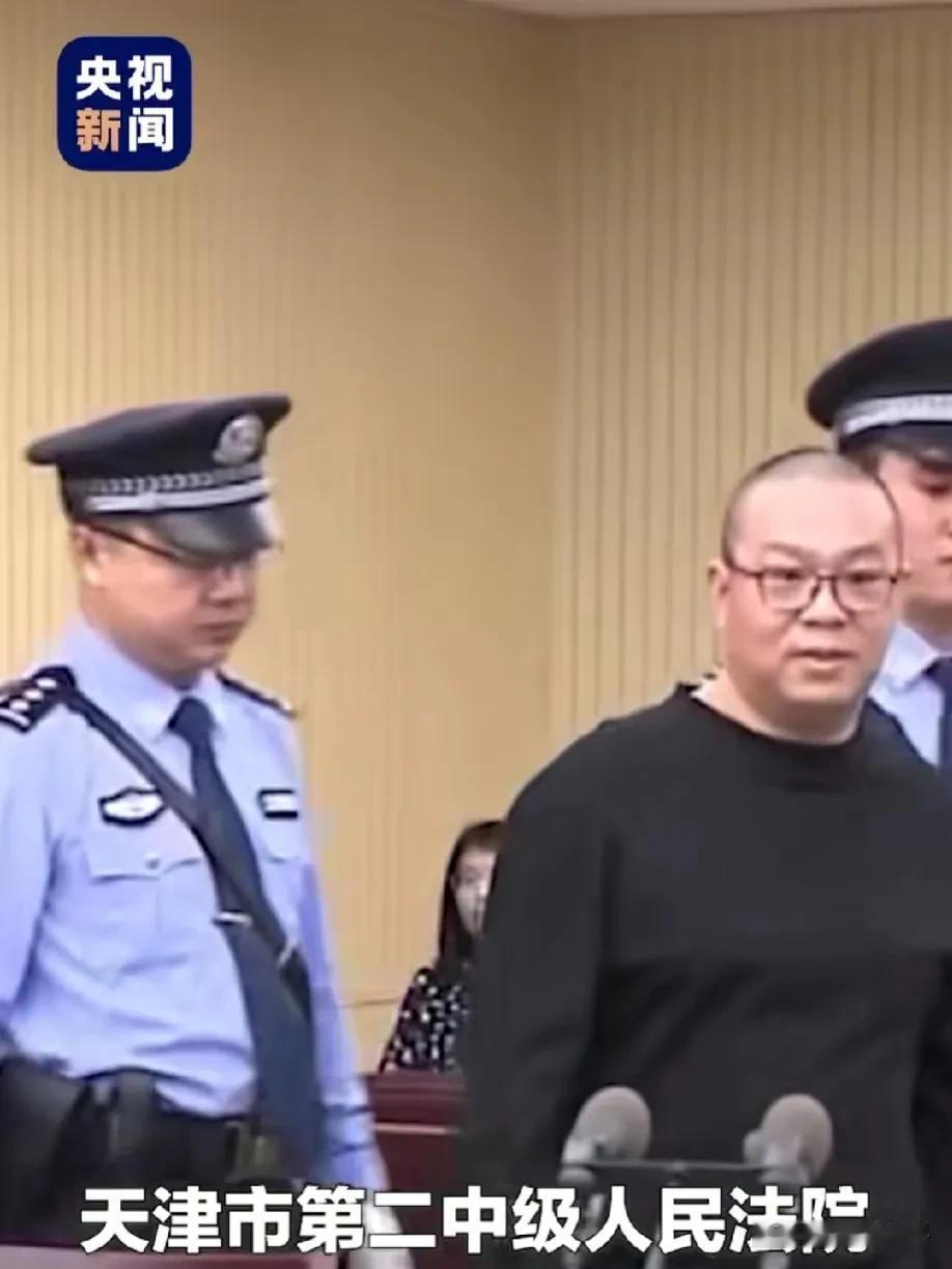 看不懂！白天辉的表情，他不像是受审者，更像是来审判众生的！走进法庭的每一个动作都