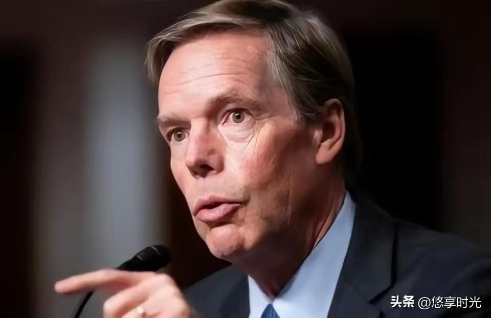 已经回到美国并卸任的美国驻华大使伯恩斯发文说，中国面临一个根本性的问题，他们声称