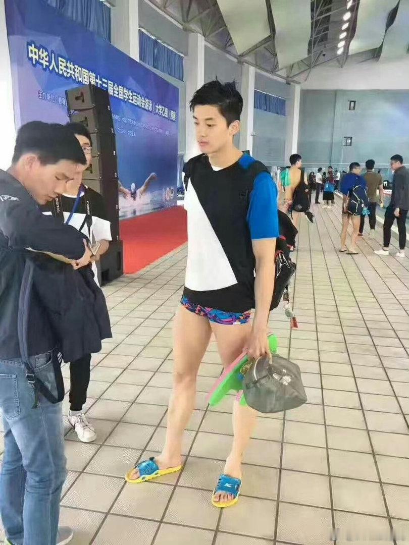 我要摸他腿