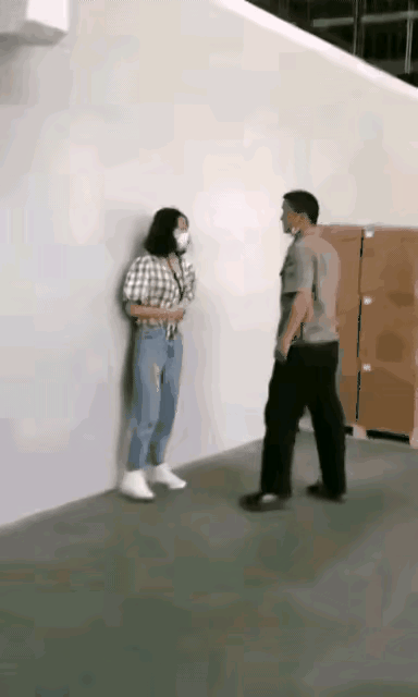 ①：现在厂区保安也太嚣张了，看谁不顺眼直接就开打，还真当自己是根葱了，简直无法无