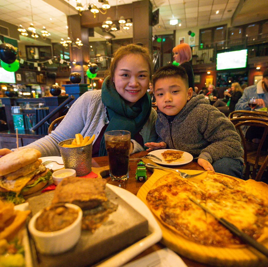 来新西兰的第一顿牛扒是在基督城吃的，石板上烤着吃，放点海盐就很好味了。餐厅是爱尔