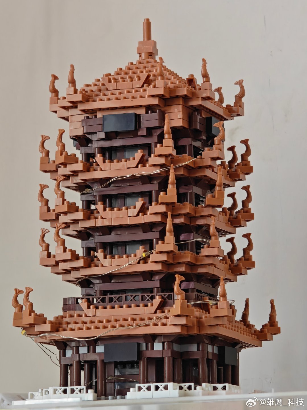 vivo 终于把这款国风积木塔楼拼完啦！层层飞檐翘角，每一处细节都透着中式建筑的