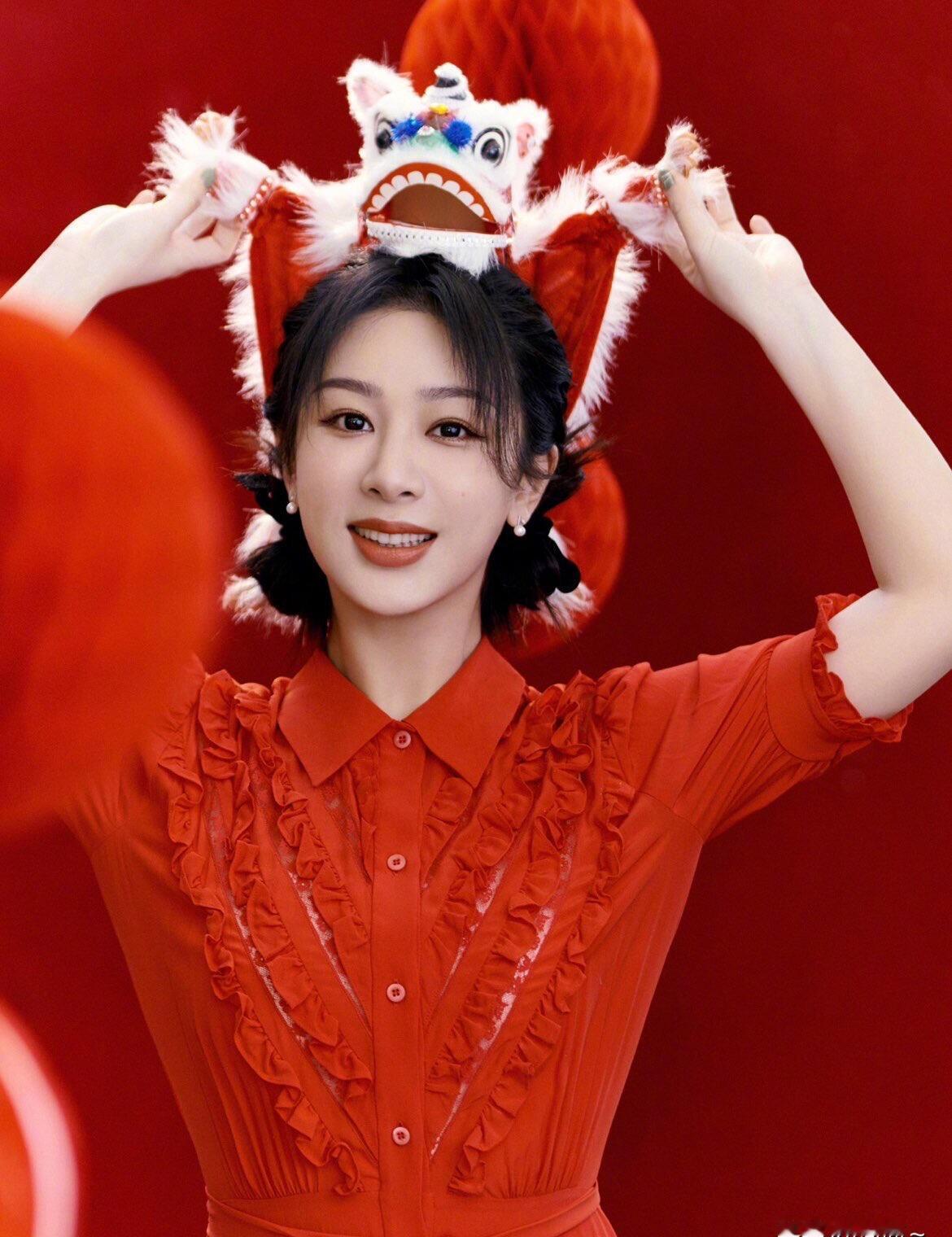 杨紫一身正红连身裙这是要“杀疯了”？
单条视频点赞直接飙过300万，这国民度真不