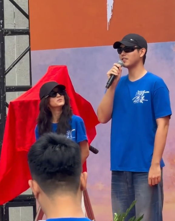 张子枫看陈飞宇的眼神张子枫瘦得脸颊肉都没了《河清海晏》张子枫看陈飞宇的眼神，张子