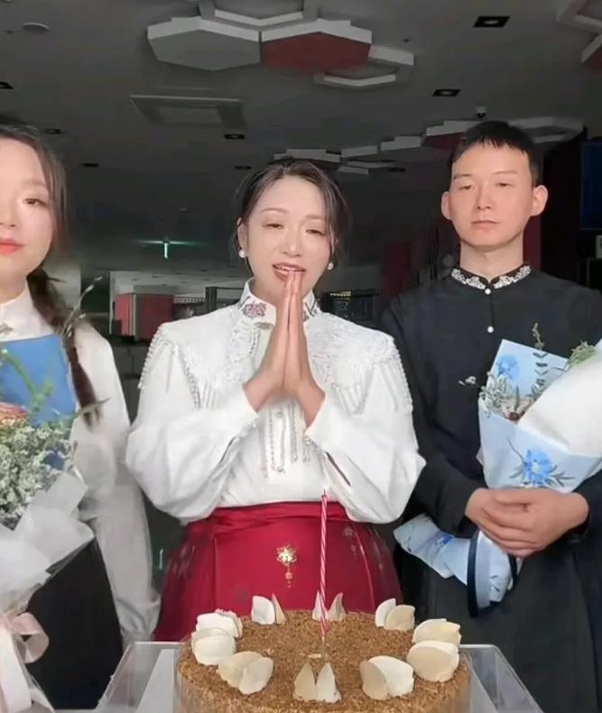 昨天晚上的直播间里，谢浩男妈妈对着镜头许愿，说就希望孩子们能健健康康、平平安安的