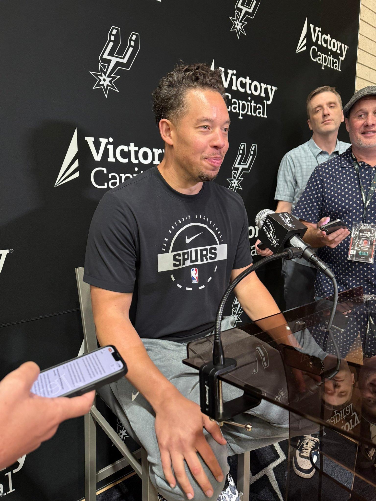 米奇·约翰逊表示，迪伦·哈珀预计可以出战季后赛首场比赛。文班亚马也已完全恢复，能