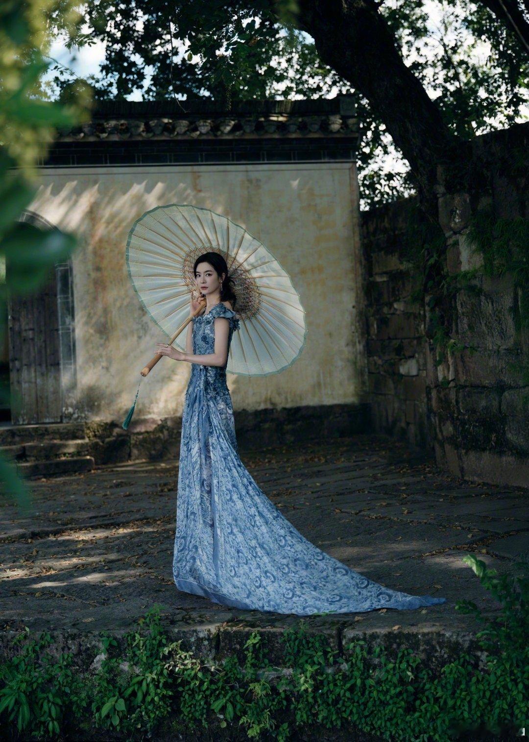 李晟撑油纸伞李晟新中式低盘发李晟最新大片，姐姐新中式低盘发发型太美了吧！ ​​​