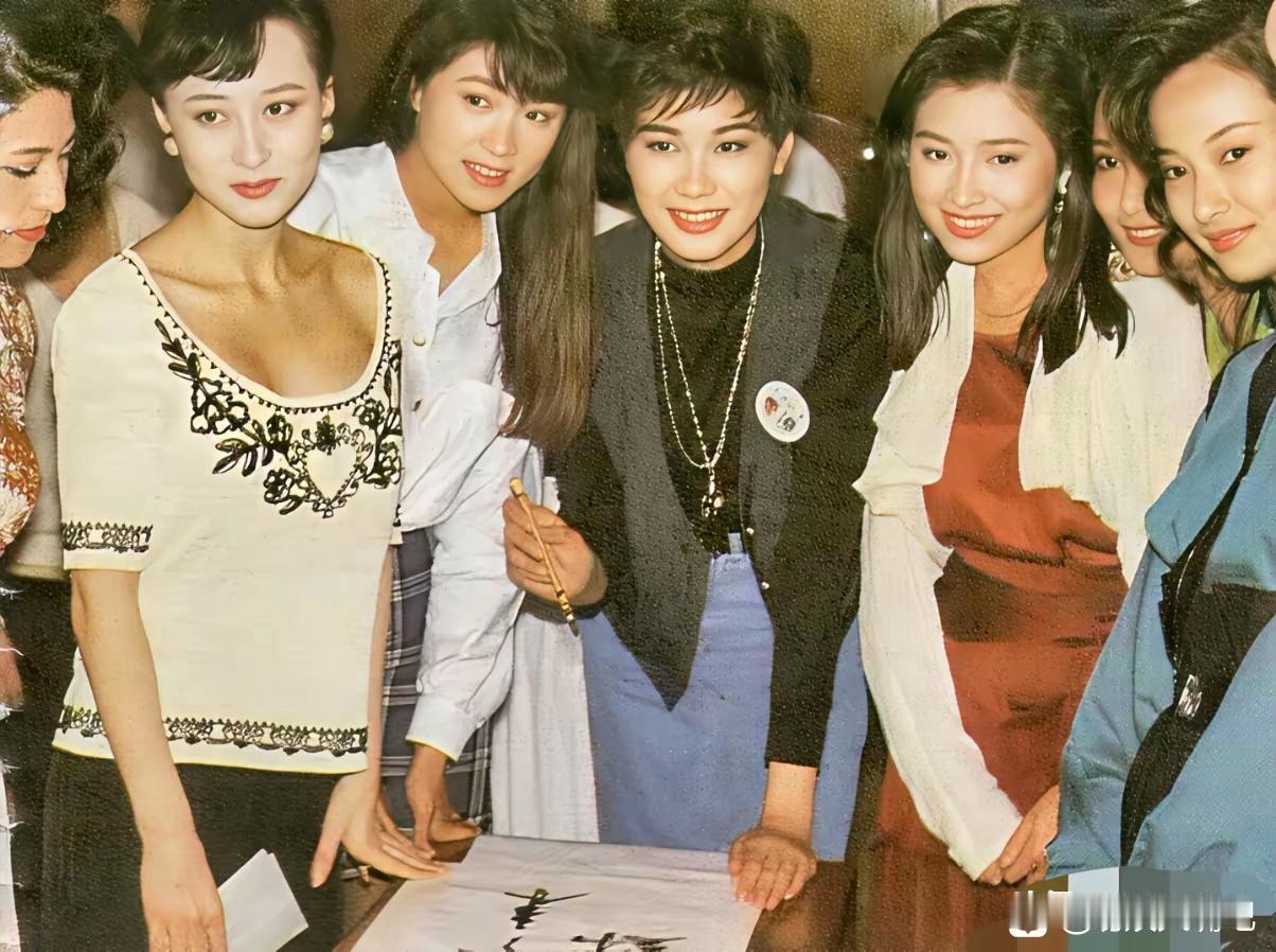 利智真的担得起“大美女”这仨字！在美女如云的那个年代，她美得相当突出。她1961