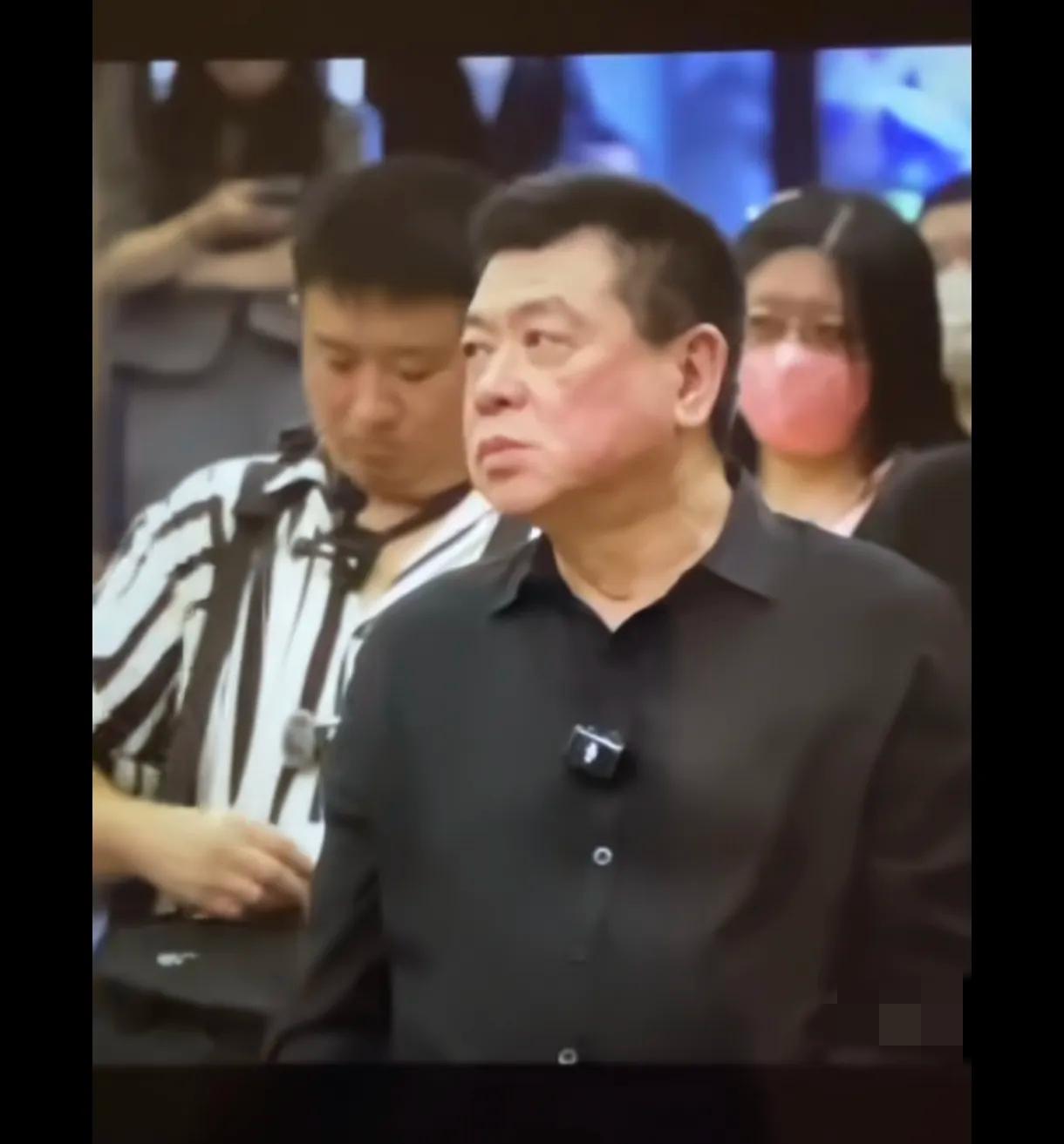 小苦瓜去世一个多月后，
师傅为他举行了法会，现场人山人海，他却没有追悼会，
似乎