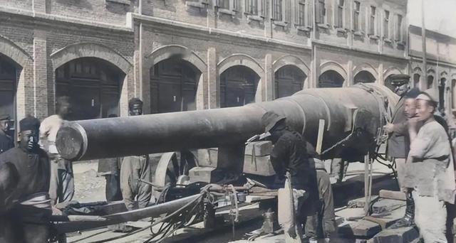 1900年8月14日，八国联军攻陷北京城，这座古老的都城陷入了空前的灾难。联军士