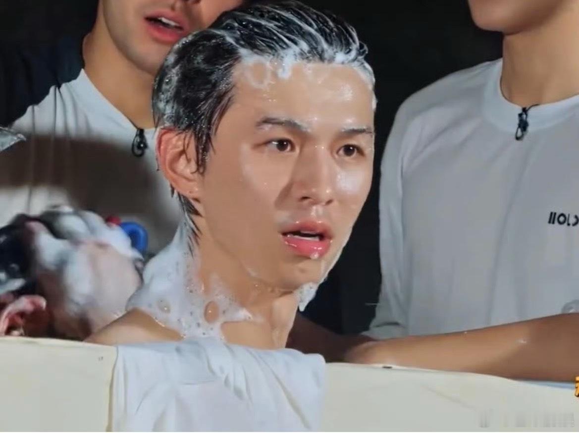 十个勤天露天给对方洗澡停之停之这真的是俺们观众可以看的嘛[舔屏]一边洗澡，一边打