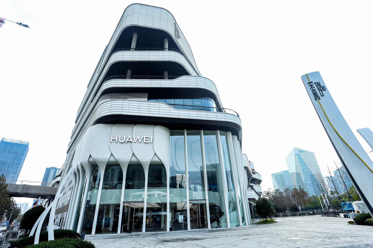 12月30日华为旗舰店·上海前滩太古里盛大开业，这也是华为年末重量级的旗舰产品，