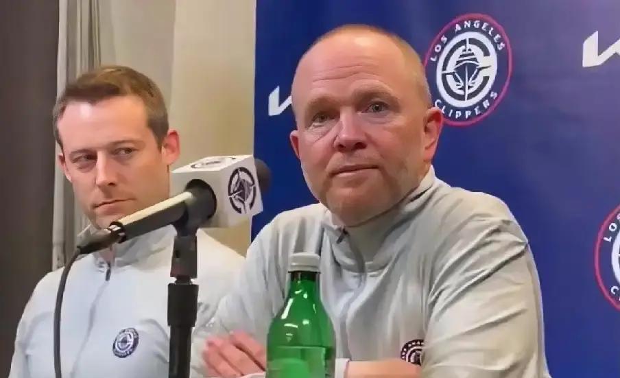 八年前快船承诺退役他的3号球衣，今天他在勇士替补席上传出第6.8次助攻。
保罗3