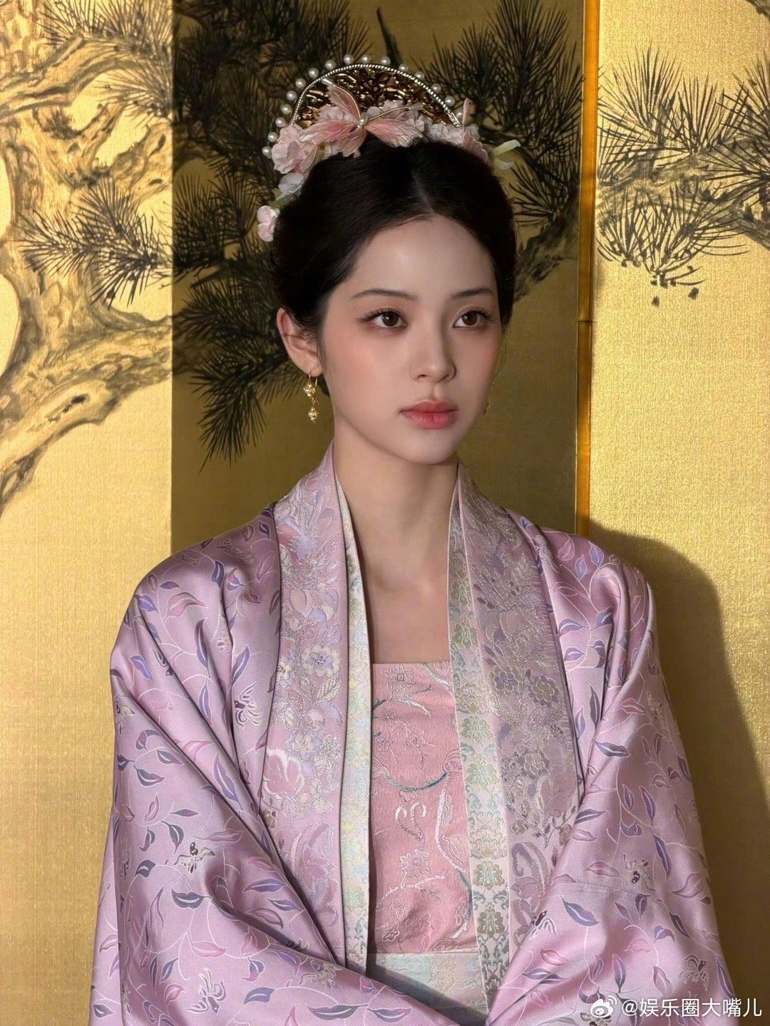 欧阳娜娜古装 第一次看她穿古装，比预期中惊喜。淡粉衣衫配上简单发饰，不堆砌不繁复