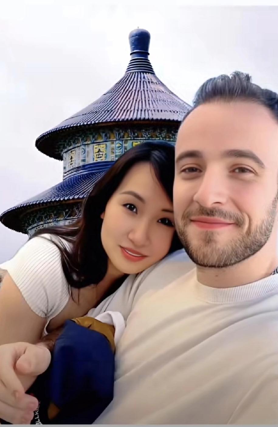 【法国球员西蒙·高茨的球好，眼光也不孬，找了一位东方美人！】
     法国乒乓