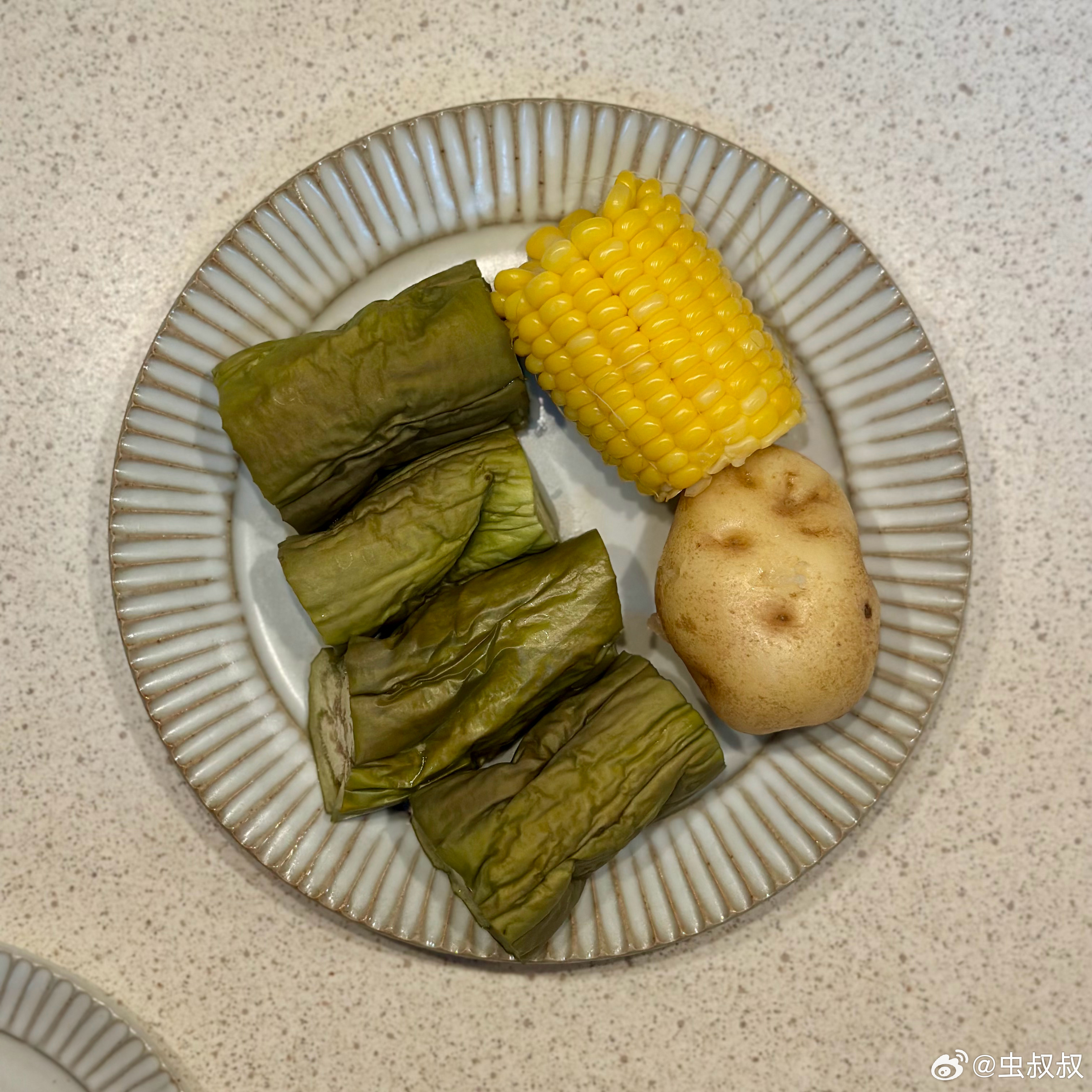 今天没有健身搭子，练完就回家自己做饭吃。烧起一锅水，蒸土豆，蒸玉米，蒸茄子，蒸饺