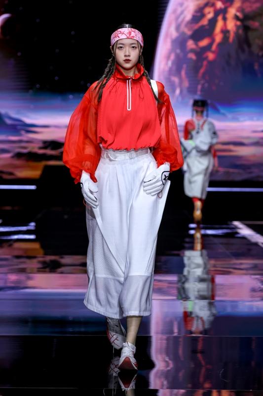 特步·隋振冲|时尚厦门 2026春季中国国际时装周以「昼·夜」为主题，打造了一场