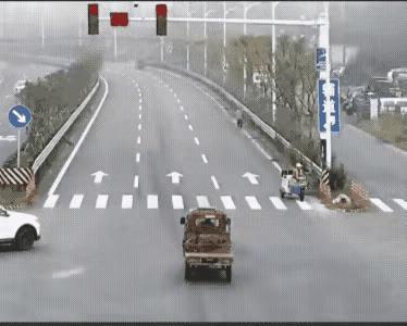 左转的车辆撞到一个闯红灯直行的三轮车，失控的三轮车撞向逆行的保洁车，人仰马翻。