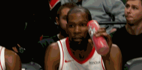 杜兰特怒砸水瓶的原因：小贾送三分犯规
东契奇怒摔毛巾的原因：自己送三分犯规

火