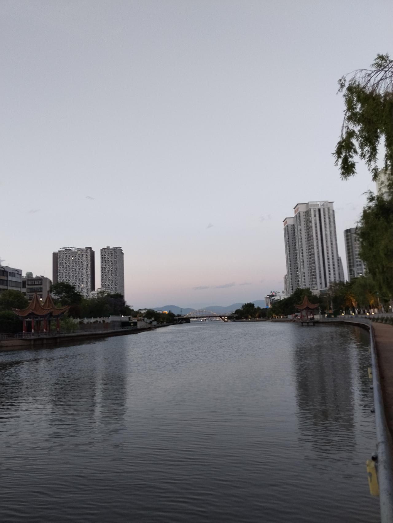 暮色轻拢，洱海春晓。
五一快乐！三月街快乐！