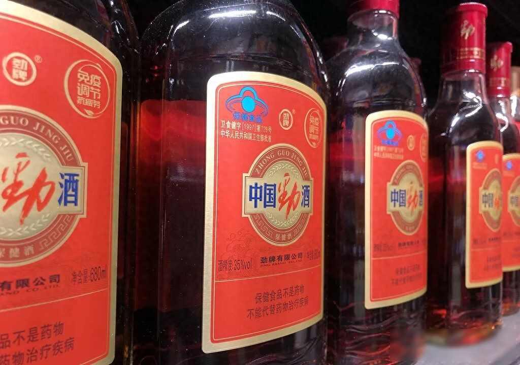 劲酒成月经水，女孩抢着喝，品牌装看不见

2022年起，劲酒从原本中年人常喝的补