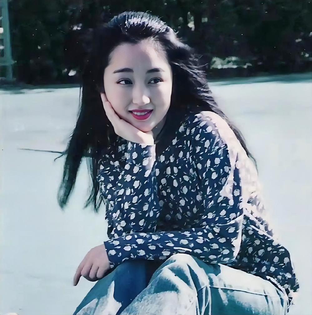 翻看杨钰莹的旧日照片，年轻时的她眉眼清甜、气质温婉。在无滤镜的年代里容貌天然动人
