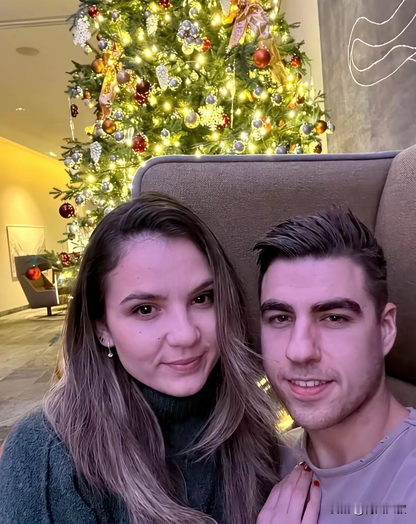 怪不得达科宁愿哭了，也要回波兰打球？

原来他已经结婚了，
还有个上幼儿园的儿子