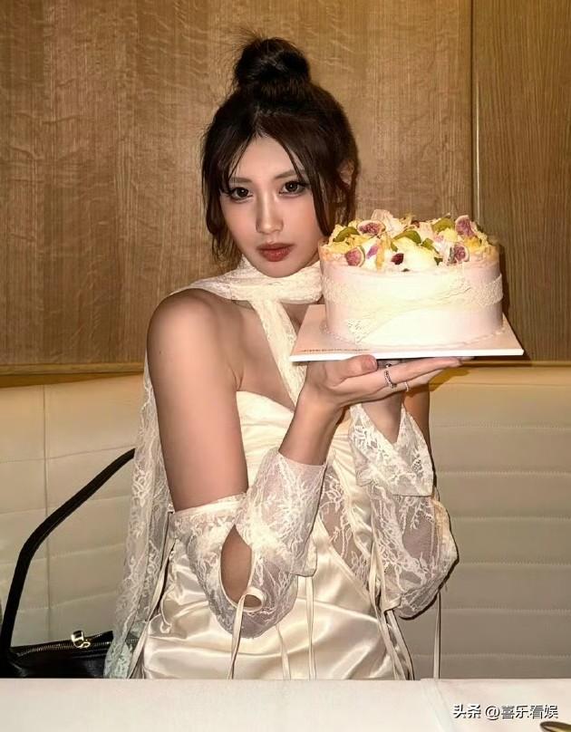 冯小刚女儿徐朵，真的是女大十八变啊！
 
3月19日，冯小刚徐帆的女儿徐朵罕见冲