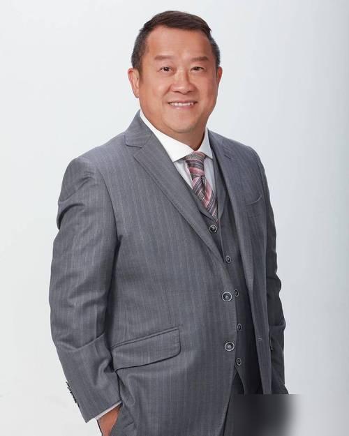 都搞错了。TVB根本没有什么幕后女王，只有一个冰冷的造神工厂。
那套把宫斗焊进