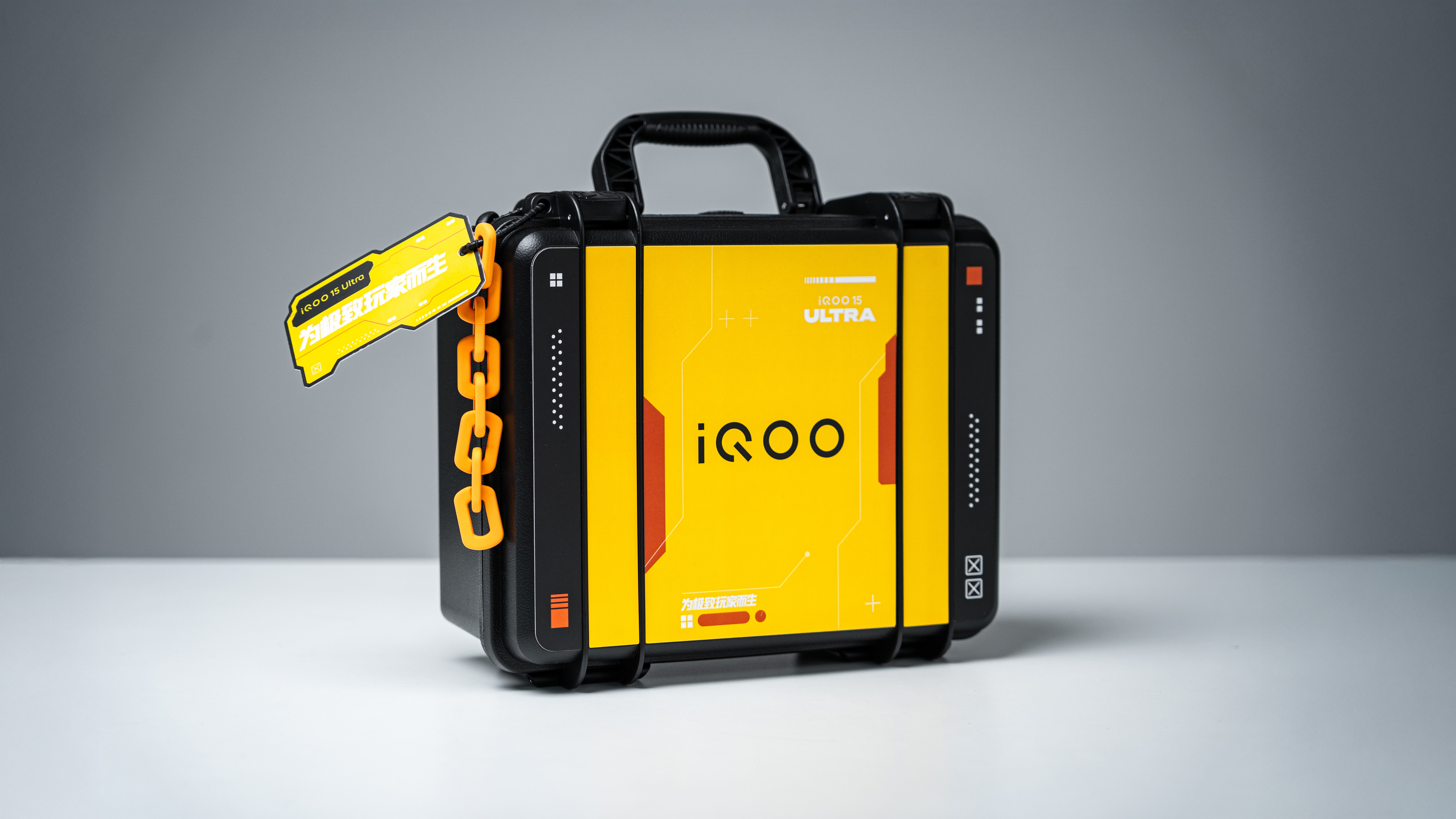 iQOO15 Ultra邀请函是一整套便携直播工具，补光灯、无线麦克风、手机支架