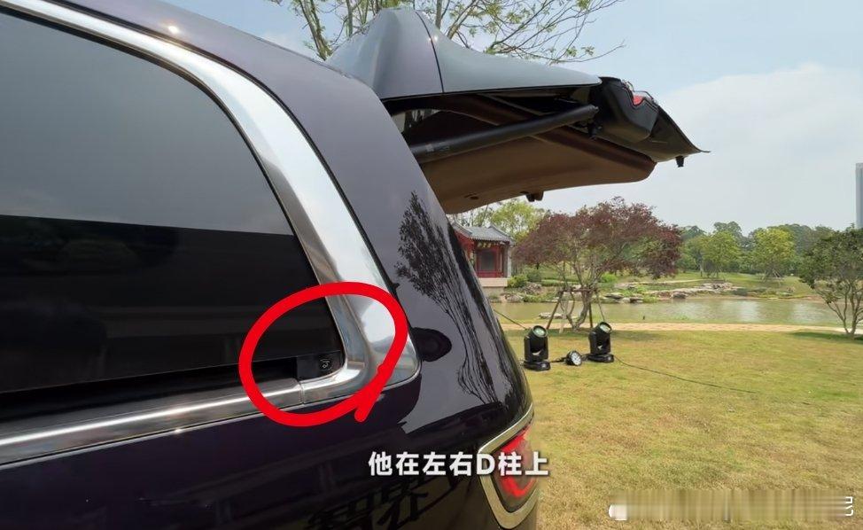 智界V9这个左右后备箱按键设计很有巧思，以后开后备箱不用躲门了，下车开后备箱动线