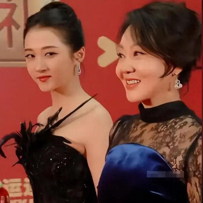 穿着顶级高定，却在红毯上走出了菜市场大妈的既视感，这反差到底有多尴尬？在飞天奖盛