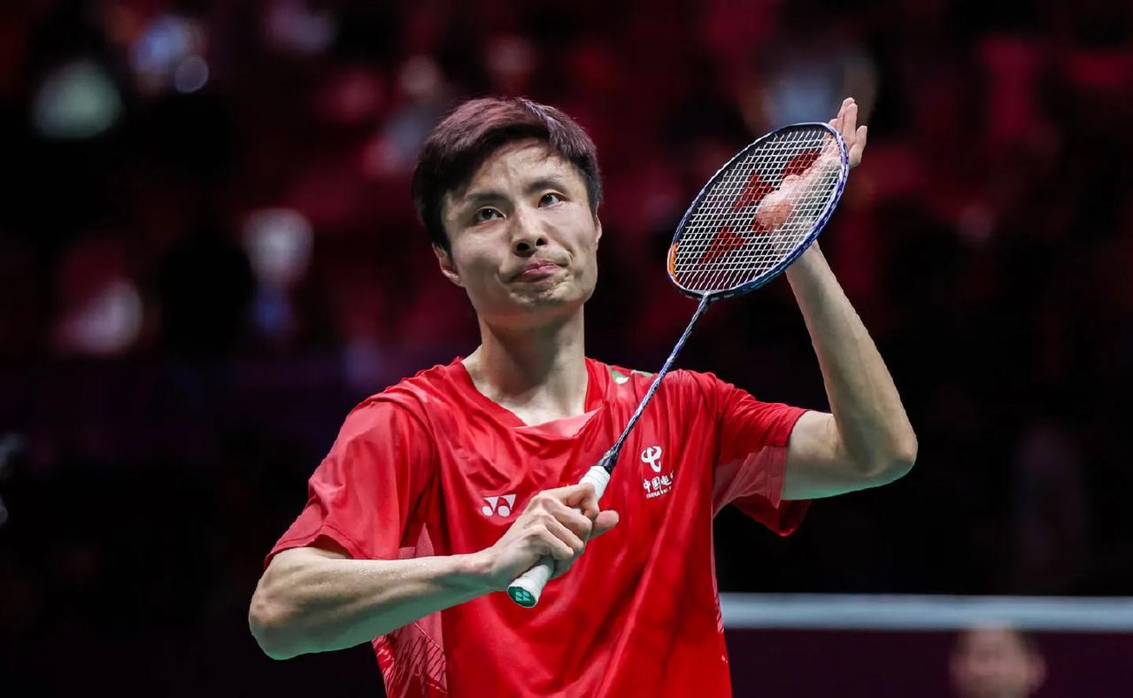 第一局石宇奇🇨🇳 21-17 战胜队友🇨🇳陆光祖。
这是2025年新加坡